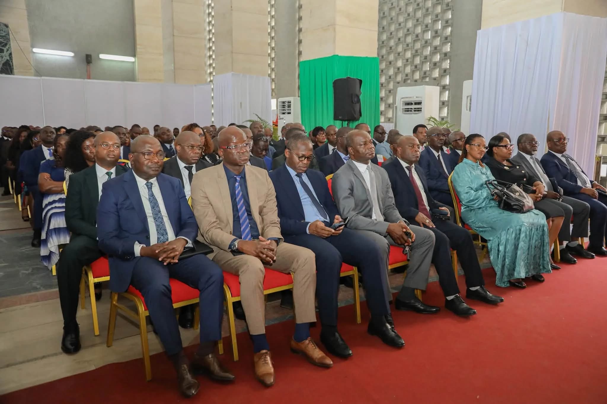 L'assistance, salle des Pas-Perdus du Palais de justice d'Abidjan-Plateau