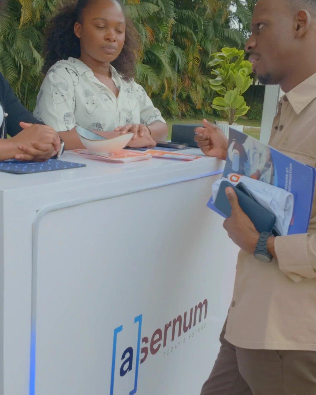 Conversas com os visitantes no stand da Asernum